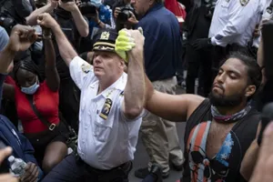 Ông Terence Monahan, cảnh sát trưởng TP New York cùng quỳ với người biểu tình. Ảnh: AP