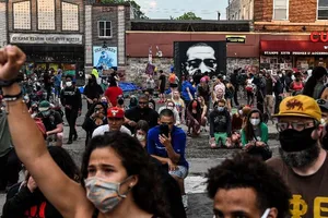 Người biểu tình tại TP Minneapolis, bang Minnesota (Mỹ). Ảnh: CHANDAN KHANNA/AFP/GETTY IMAGES