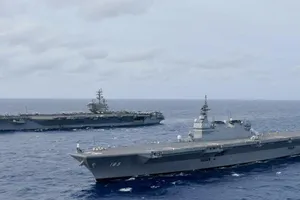 Tàu sân bay Mỹ và tàu trực thăng Nhật một lần đến biển Đông.