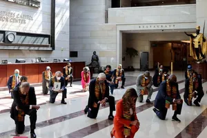 Đảng Dân chủ vận động ra luật siết hành vi cảnh sát, e khó