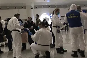 Nhân viên sứ quán Mỹ hỗ trợ công dân bị kẹt ở Vũ Hán về nước hồi tháng 2. Ảnh: WASHINGTON POST