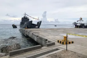 Tàu hải quân Philippines BRP Ivatan đậu sát khu bãi mới xây dựng ở đảo Thị Tứ (thuộc chủ quyền Việt Nam) ngày 9-6. Ảnh: Ma Chao/Defense Press Corps/ RAPPLER