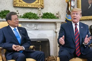 Tổng thống Hàn Quốc Moon Jae-in (trái) gặp Tổng thống Mỹ Donald Trump (phải) trong một lần đến thăm Nhà Trắng. Ảnh: BLOOMBERG