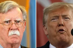 Cố vấn an ninh quốc gia John Bolton (trái) và Tổng thống Donald Trump (phải).
