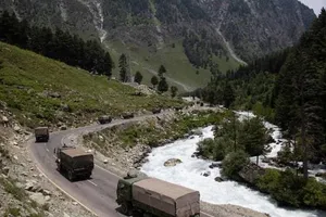 Đoàn xe quân đội Ấn Độ di chuyển đến khu vực biên giới Ladakh ngày 17-6. Ảnh: Danish Ismail/REUTERS