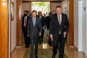 Ngoại trưởng Mỹ Mike Pompeo (phải) gặp Ủy viên Bộ Chính trị Trung Quốc Dương Khiết Trì (trái) tại Hawaii ngày 17-6. Ảnh: ANI NEWS