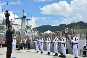 Tổng thống Indonesia Joko Widodo (trái) thăm một căn cứ quân sự ở quần đảo Natuna gần Biển Đông, ngày 9-1. Ảnh: ANTARA/REUTERS