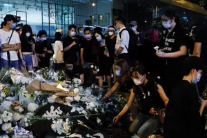 Tưởng niệm người biểu tình Marco Leung Ling-kit rơi từ một giàn giáo xuống và chết trong cuộc biểu tình tại Hong Kong một năm trước, ngày 15-6. Ảnh: Tyrone Siu/REUTERS