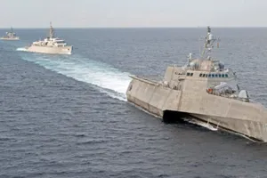 Tàu USS Gabrielle Giffords (phải) tập trận cùng tàu JS Kashima và tàu JS Shimayuki của Nhật ở Biển Đông ngày 23-6. Ảnh: Brenton Poyser/US NAVY