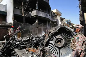 Hiện trường vụ rơi máy bay làm 97 người chết ở Karachi (Pakistan) ngày 22-5. Ảnh: EPA