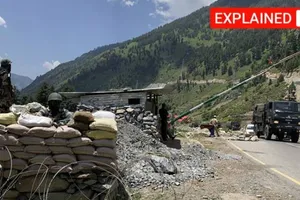 Một đoàn xe quân sự Ấn Độ di chuyển qua một chốt canh gác của binh sĩ nước này tại Ladakh ở biên giới tranh chấp với Trung Quốc, ngày 18-6. Ảnh: AP