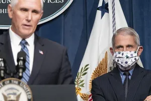 Phó Tổng thống Mike Pence (trái) phát biểu trong khi Tiến sĩ Anthony Fauci khoanh tay nhìn tại cuộc họp báo về COVID-19 ở Nhà Trắng ngày 26-6. Ảnh: Joshua Roberts/GETTY IMAGES