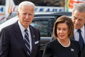 Ông Joe Biden (trái) và Nancy Pelosi cùng đến dự lễ tang một hạ nghị sĩ Dân chủ ở bang Baltimore (Mỹ) tháng 10-2019. Ảnh: NEW YORK POST