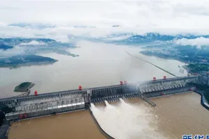 Đập Tam Hiệp đã mở đến ba cửa xả lũ. Ảnh: TÂN HOA XÃ