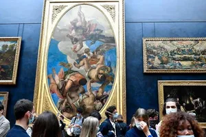 Du khách tham quan bảo tàng Louvre ở Paris (Pháp) trong mùa dịch COVID-19. WHO vừa công nhận COVID-19 có thể lan trong không khí. Ảnh: Aurelien Meunier/GETTY IMAGES