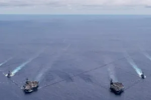 Hai đội tàu sân bay tấn công USS Nimitz và USS Ronald Reagan của Hải quân Mỹ.