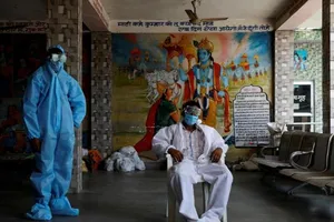 Một bệnh nhân đang chờ khám bệnh tại một bệnh viện tại New Delhi, Ấn Độ. Ảnh: REUTERS