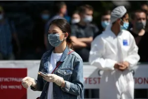 Người dân vẫn mang khẩu trang và găng tay trên đường phố TP Almaty (Kazakhstan) ngày 17-6. Ảnh: REUTERS