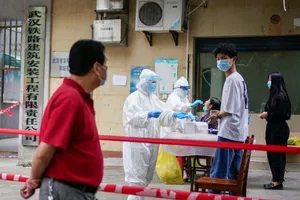 Nhân viên y tế xét nghiệm COVID-19 cho dân Vũ Hán. Ảnh: Aly Song/REUTERS