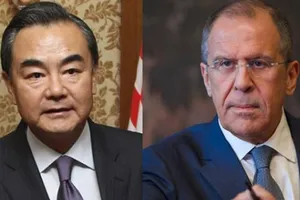 Bộ trưởng Ngoại giao Trung Quốc Vương Nghị (trái) và Ngoại trưởng Nga Sergei Lavrov (phải).
