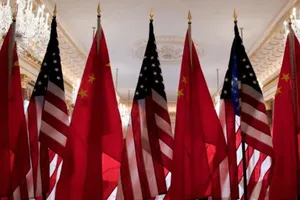 Cờ Mỹ và cờ Trung Quốc.