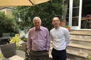 Cựu Thống đốc Hong Kong Chris Patten (trái) và La Quán Thông. Ảnh: Tài khoản TWITTER của La Quán Thông