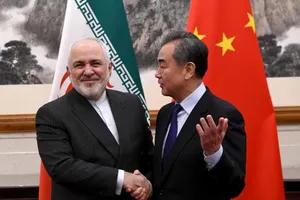 Bộ trưởng Ngoại giao Trung Quốc Vương Nghị (phải) đón tiếp Ngoại trưởng Iran Mohammad Javad Zarif tại Bắc Kinh ngày 31-12-2019.