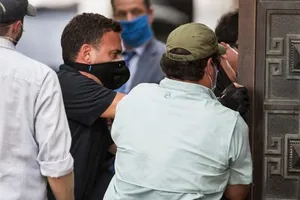 Phía Mỹ cạy cửa vào trụ sở Tổng lãnh sự quán Trung Quốc ở Houston (Texas, Mỹ) ngày 24-7. Ảnh: AP