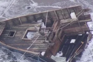 Một thân "con tàu ma" gãy đôi dạt vào bờ biển Nhật. Ảnh: THE SUN