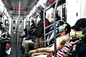 COVID-19 không ngăn được người nghèo ra đường kiếm sống. Ảnh minh họa 