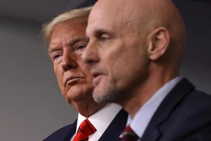 Tổng thống Donald Trump (trái) và Ủy viên FDA Stephen Hahn.