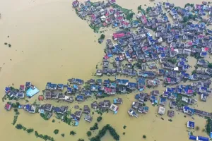 Lũ lụt gần hồ Bà Dương ở huyện Bà Dương, tỉnh Giang Tây (Trung Quốc) ngày 15-7.