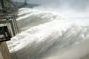 Đập Tam Hiệp xả nước ngày 11-6-2003. 