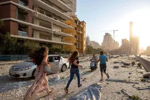 Các vụ nổ tàn phá cả một khu vực rộng lớn ở Beirut. Ảnh: AP