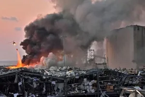 Trực thăng chữa lửa từ hiện trường vụ nổ gần cảng Beirut (Lebanon) ngày 4-8.