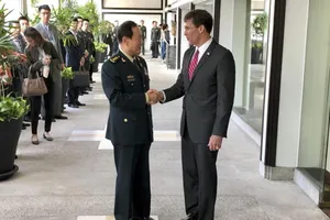 Bộ trưởng Quốc phòng Mỹ Mark Esper (phải) và Bộ trưởng Trung Quốc Ngụy Phượng Hòa (trái) gặp nhau bên lề Hội nghị Bộ trưởng Quốc phòng các nước ASEAN mở rộng ở Thái Lan tháng 11-2019. Ảnh: AP
