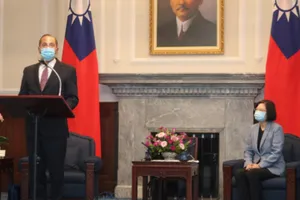 Bộ trưởng Y tế và Dịch vụ nhân sinh Mỹ Alez Azar (trái) và lãnh đạo Đài Loan Thái Anh Văn (phải) gặp nhau tại Đài Bắc ngày 10-8. Ảnh: REUTERS