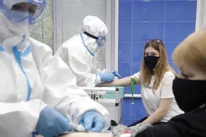 Thử nghiệm vaccine COVID-19 tại Nga. Ảnh: Maxim Shipenkov / EPA / TASS