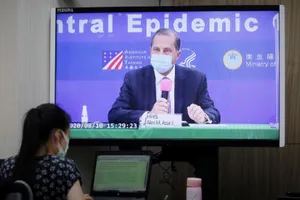 Bộ trưởng Y tế và Dịch vụ nhân sinh Mỹ Alex Azar phát biểu tại Trung tâm chỉ huy phản ứng dịch bệnh ở Đài Bắc (Đài Loan) ngày 10-8. Ảnh: Chiang Ying-ying/AP