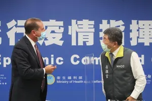 Bộ trưởng Y tế và Dịch vụ nhân sinh Mỹ Alex Azar họp báo chung cùng lãnh đạo y tế Đài Loan Chen Shih-chung ngày 10-8. Ảnh: CNA