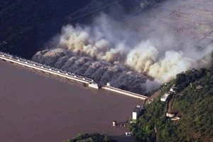 Nổ cháy đập thủy điện, 9 công nhân mắc kẹt