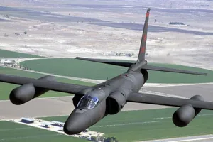 Sức mạnh máy bay Mỹ buộc Trung Quốc bắn 4 tên lửa ra Biển Đông