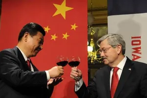 Đại sứ Mỹ Terry Branstad (phải) và Chủ tịch Trung Quốc Tập Cận Bình. Ảnh: DW