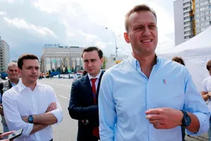 Ông Navalny (phải).