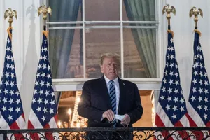 Tổng thống Mỹ Donald Trump tháo khẩu trang khi vừa xuất viện về đến Nhà Trắng chiều 5-10. Ảnh: GETTY IMAGES