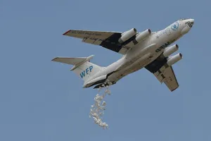 Máy bay do Chương trình Lương thực Thế giới thuê thả thực phẩm cứu trợ ở Nam Sudan.