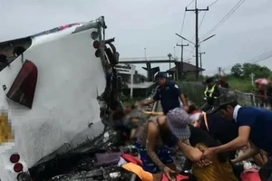 Tàu hỏa đâm xe buýt, 20 người chết, hơn 30 người bị thương