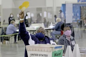 Kiểm phiếu lại ở hạt Milwaukee, bang Wisconsin (Mỹ) ngày 21-11. Ảnh: AP