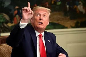 Ông Trump ký gói chi 2.300 tỉ USD, ngăn đóng cửa chính phủ ​