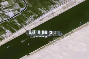 Tàu kẹt ngang kênh đào Suez: Chưa biết phải nằm mấy tuần nữa